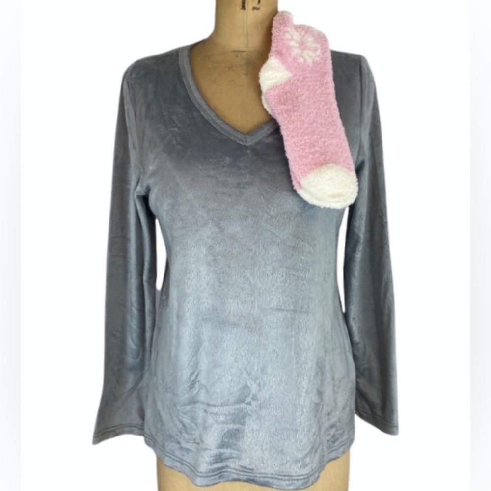 3/$30 Croft & Barrow Grey Faux Fur Long Sleeve Top & Pink Sock Set Size S